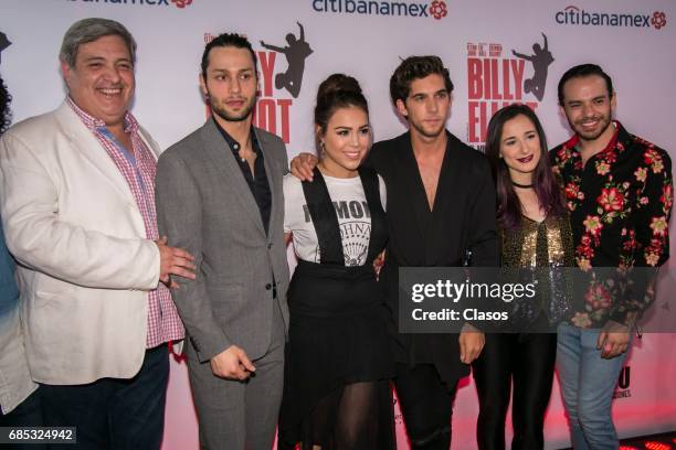 The cast of 'Hoy no me puedo levantar' pose on the red carpet during the Billy Elliot's 100 Shows Plaque Presentation on May 18, 2017 in Mexico City,...