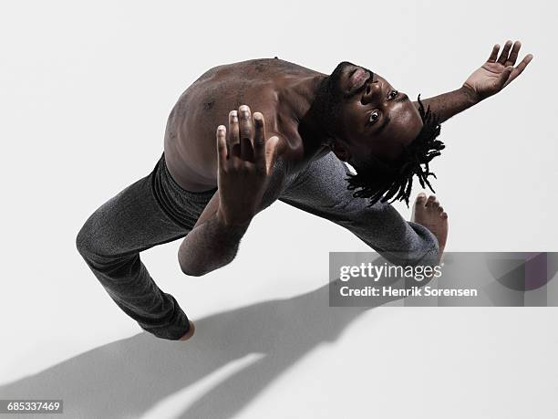 male dancer on white backdrop - african male portrait fotografías e imágenes de stock