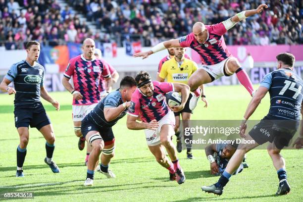 Jeremy Sinzelle of Stade francais and Sergio Parisse during the Champions Cup Play-offs match between Stade Francais Paris and Cardiff Blues at Stade...