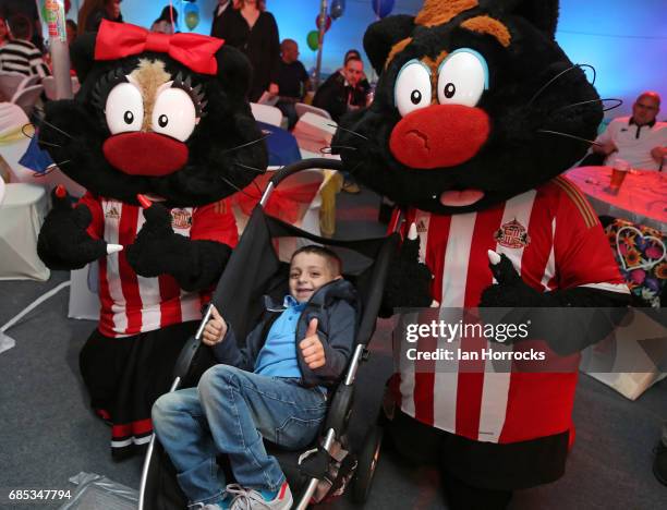 Bradley Lowery at his 6th birthday party poses with the Sunderland AFC mascots at Welfare Park, Blackhall on May 19, 2017 in Peterlee, England.