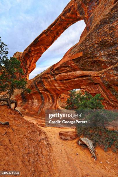 arches nationaal park double o arch wandelweg - devils garden arches national park stockfoto's en -beelden
