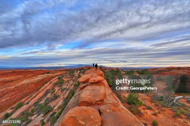 arches nationaal park double o arch wandelweg - devils garden arches national park stockfoto's en -beelden