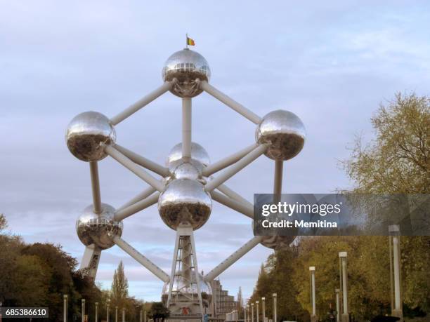 atomium - atomium brüssel stockfoto's en -beelden