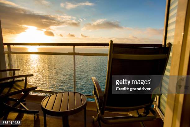 夕暮れ時にクルーズ船バルコニーで空のデッキの椅子 - cruise ship ストックフォトと画像