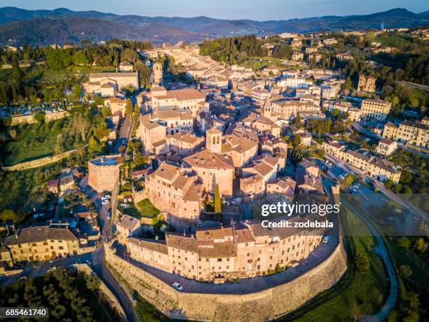 stadtbild von anghiari in der toskana von oben, italien - arezzo stock-fotos und bilder