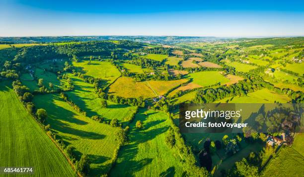 verano campos verdes mosaico pasto idílico país granjas aérea panorama - gloucester england fotografías e imágenes de stock