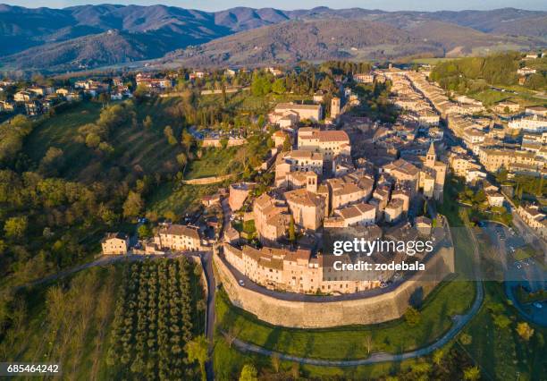 stadtbild von anghiari in der toskana von oben, italien - arezzo stock-fotos und bilder