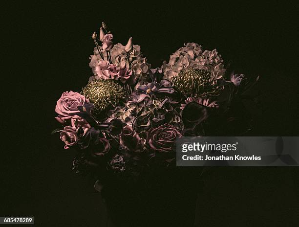 elegant flower bouquet, moody lighting - couleur atténuée photos et images de collection