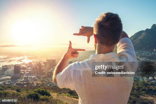 young man framing sunrise with hands - quadrado com dedos imagens e fotografias de stock