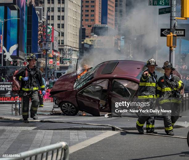 Auto Crowed Crowed Car Photos and Premium High Res Pictures - Getty Images