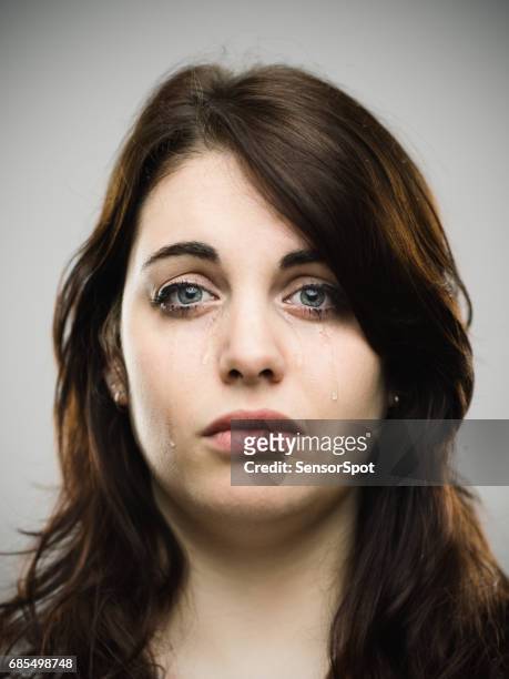 nahaufnahme-porträt von schreiender junger frau - annoyed face brunnette stock-fotos und bilder