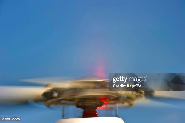 helicopter blades spinning at high speed. - helicopter rotors 個照片及圖片檔