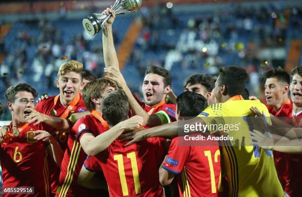 Spanish footballers celebrate with the trophy after the UEFA Under-17 European Championship final between Spain and England in Varazdin, Croatia on...