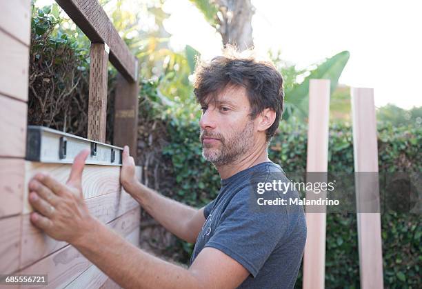 man measuring a fence with tools - fences 2016 film stock-fotos und bilder