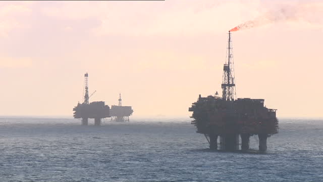 Oil Rig Clips 16 Scaffold Tags Stock Videos, Footage, & 4K Video Clips - Getty Images