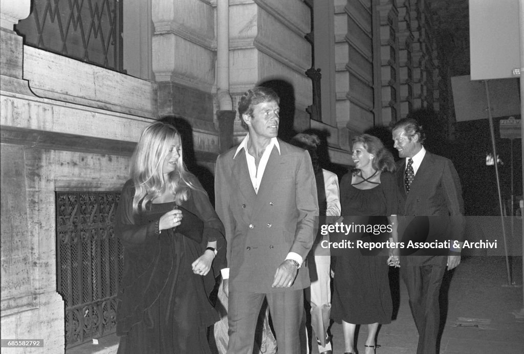 Roger Moore and Luisa Mattioli walking in the streets of Rome