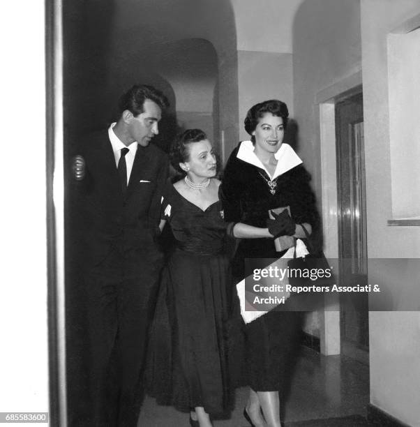 Italian actor, comedian and TV host Walter Chiari with the American actress entering the atelier of the Fontana sisters, escorted by some men. Rome ,...