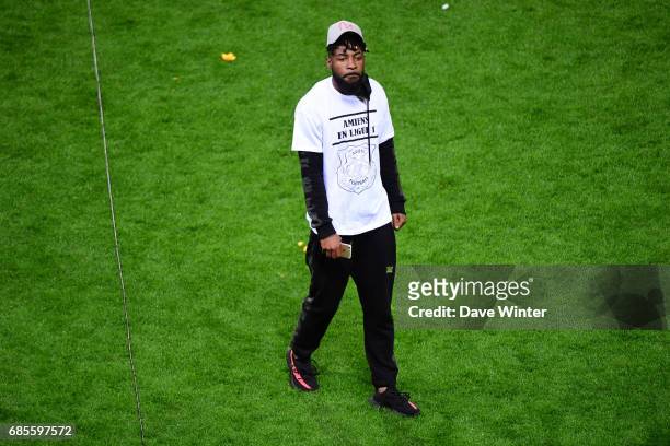 Junior Tallo of Amiens celebrates after his side is promoted following the Ligue 2 match between Stade de Reims and Amiens SC at Stade Auguste...
