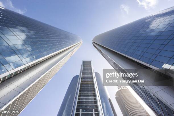 modern skyscrapers in abu dhabi - abu dhabi stockfoto's en -beelden