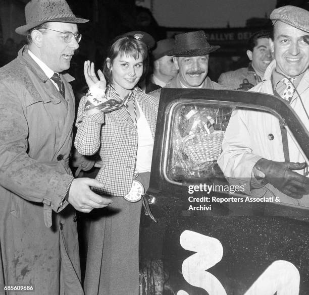 Italian actress Marisa Allasio, with her arm in a sling because of a small accident, cheering her fans while arriving at the III Cinema Rally. Italy,...