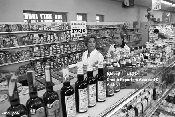 Italian actors Stefania Sandrelli and Ugo Tognazzi in a supermarket in Dove vai in vacanza?, episode 'Sarò tutta per te'. 1978