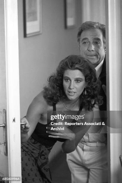 Italian actors Stefania Sandrelli and Ugo Tognazzi opening a door in Dove vai in vacanza?, episode 'Sarò tutta per te'. 1978