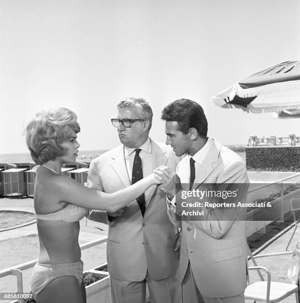 Italian actor, comedian and TV host Walter Chiari with the actor Mario Carotenuto and the actress Valeria Fabrizi in bikini in a scene from the film...