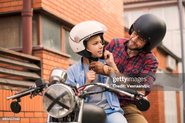 tempo di qualità con il padre - montare-su-un-veicolo foto e immagini stock