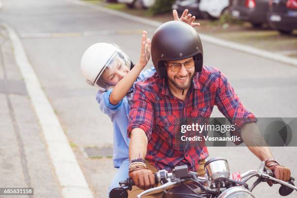 tempo di qualità con il padre - motorized vehicle riding foto e immagini stock