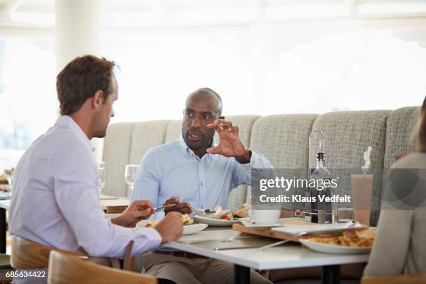 businesspeople having conversations at restaurant - breakfast meeting stock-fotos und bilder