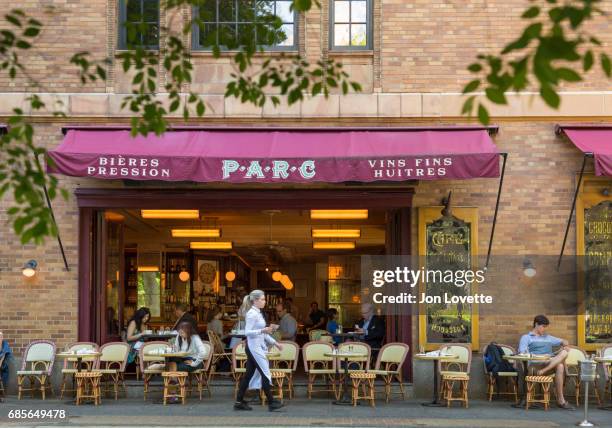restaurant on rittenhouse square - outdoor cafe seating stock pictures, royalty-free photos & images