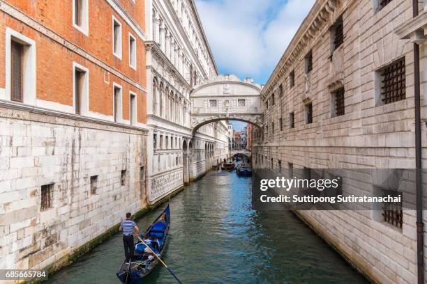 gondolas floating on canal towards bridge of sighs (ponte dei sospiri). venice, italy - bridge of sigh stock pictures, royalty-free photos & images