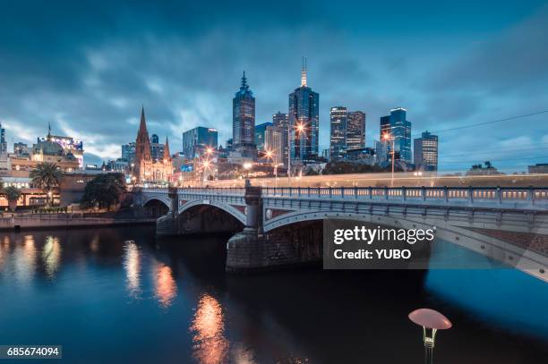 melbourne at night - melbourne skyline fotografías e imágenes de stock