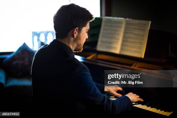 portrait of man playing piano - black man playing piano stock pictures, royalty-free photos & images