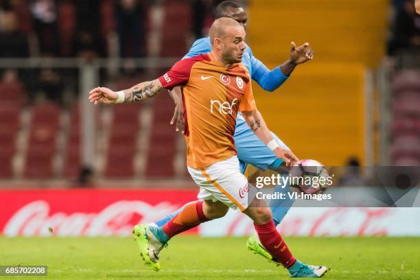 Wesley Sneijder of Galatasaray, Aminu Umar of Osmanlispor Futbol Kulubuduring the Turkish Spor Toto Super Lig football match between Galatasaray SK...