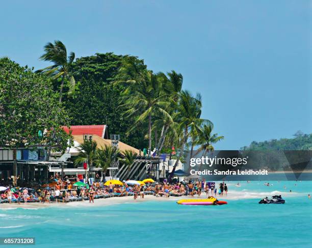 tourists enjoying chaweng beach - ko samui, thailand - koh samui stock pictures, royalty-free photos & images