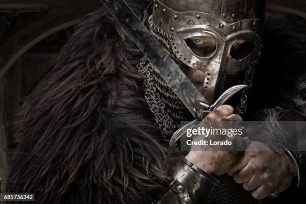 schwert schwingende blutigen wikinger-krieger mit einem alten helm - wikinger stock-fotos und bilder
