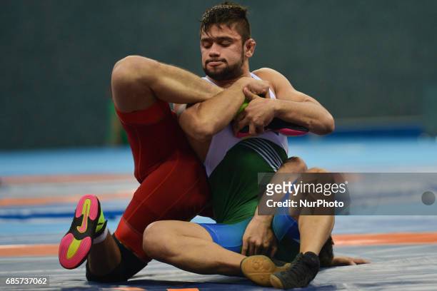 Alibek Osmonov of Kyrgyzstan competes against Abdul Wahab of Pakistan in the Mens Freestyle Wrestling 61kg semi-finals during Baku 2017 - 4th Islamic...