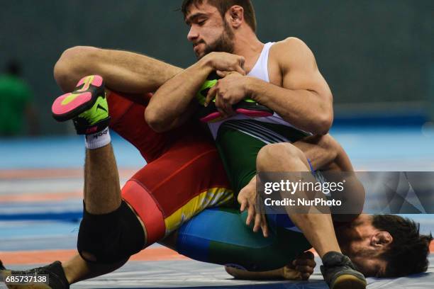 Alibek Osmonov of Kyrgyzstan competes against Abdul Wahab of Pakistan in the Mens Freestyle Wrestling 61kg semi-finals during Baku 2017 - 4th Islamic...