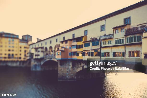 ponte vecchio (florence, italy) - arno elias foto e immagini stock