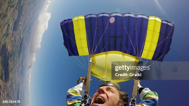 parachute tandem flying - parachute jump stockfoto's en -beelden