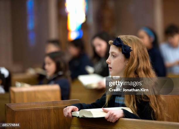 students at catholic school. - religión católica fotografías e imágenes de stock