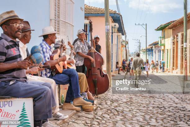 kubanische musiker - trinidad stock-fotos und bilder