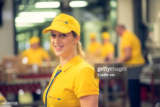 lavoratrice postale - postino foto e immagini stock