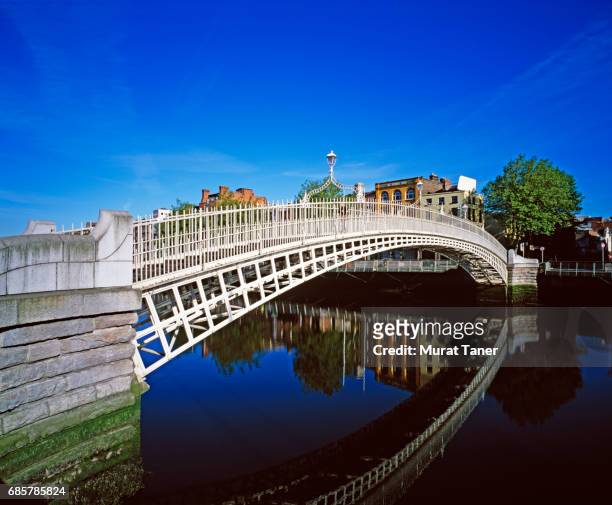 half penny bridge (ha'penny bridge) - ha'penny bridge dublin stock pictures, royalty-free photos & images