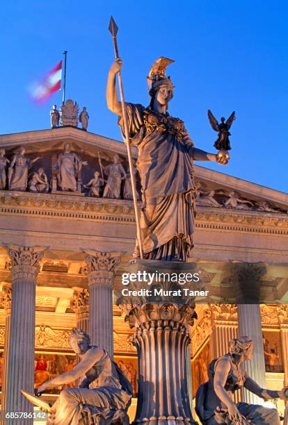 pallas athena fountain in front of austrian parliament - diosa atenea fotografías e imágenes de stock