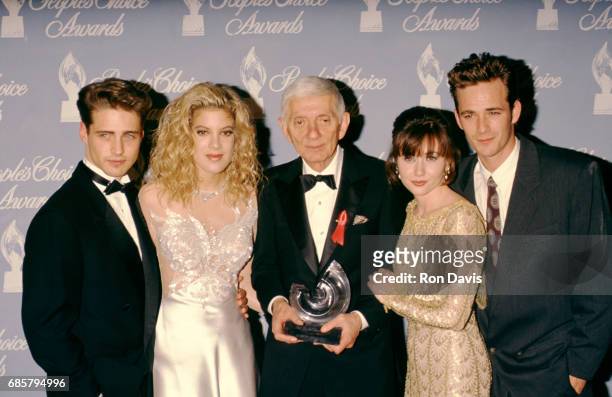 Beverly Hills 90210 stars Jason Priestley, Tori Spelling, producer Aaron Spelling, Shannen Doherty and Luke Perry pose for a portrait in the Press...