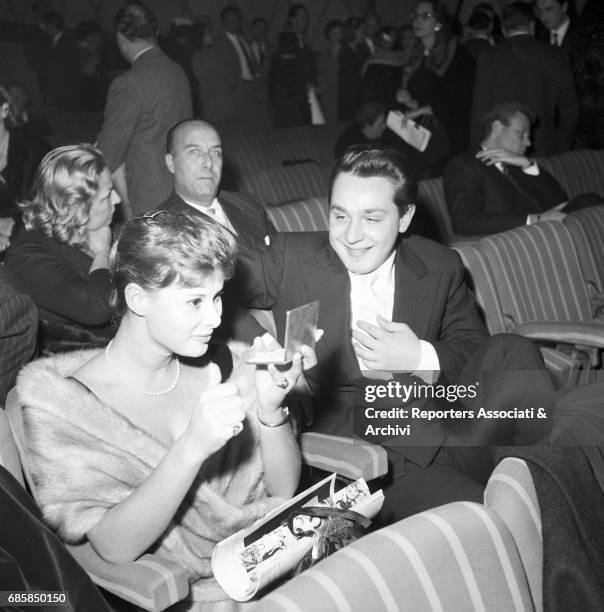 Italian actress Marisa Allasio fixing her makeup in front of a mirror before the premiere of the musical L'adorabile Giulio on stage at Teatro...