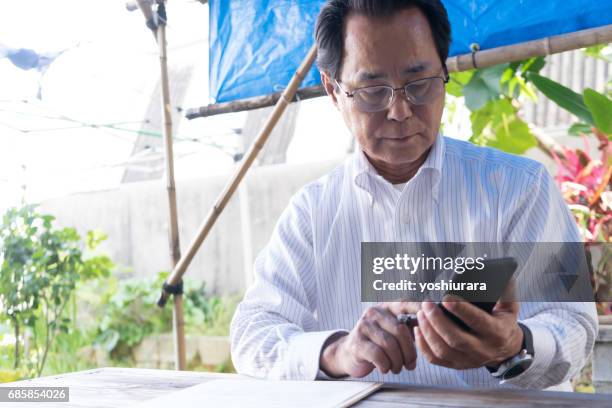 外でビジネス - スマートフォン stockfoto's en -beelden