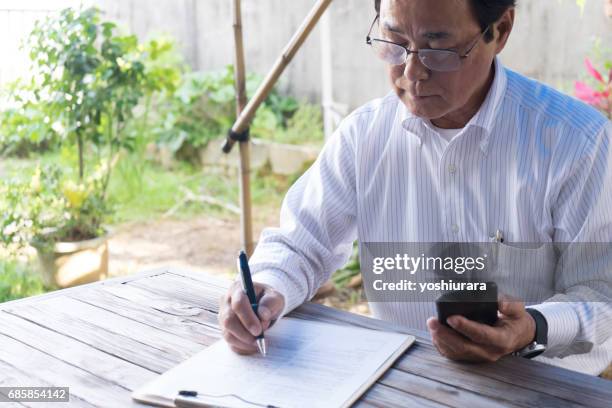 外でビジネス - スマートフォン stockfoto's en -beelden